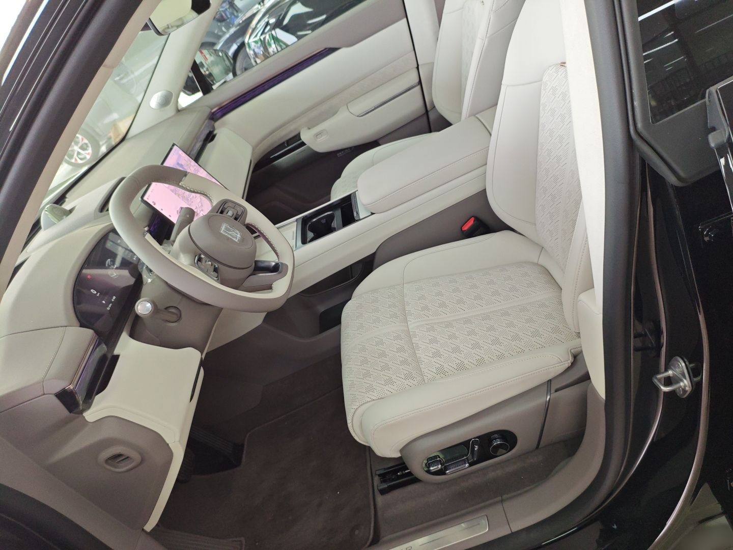 المقاعد الأمامية داخل السيارة