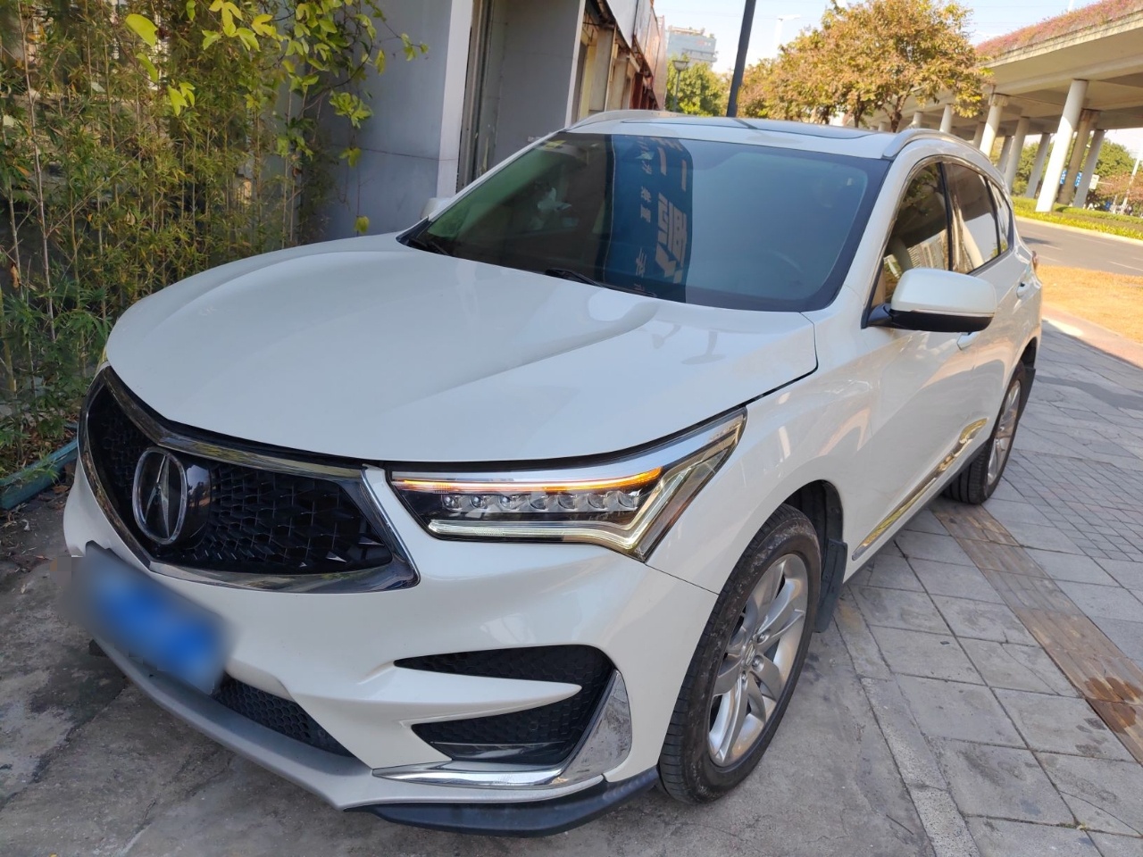 Под передней частью автомобиля