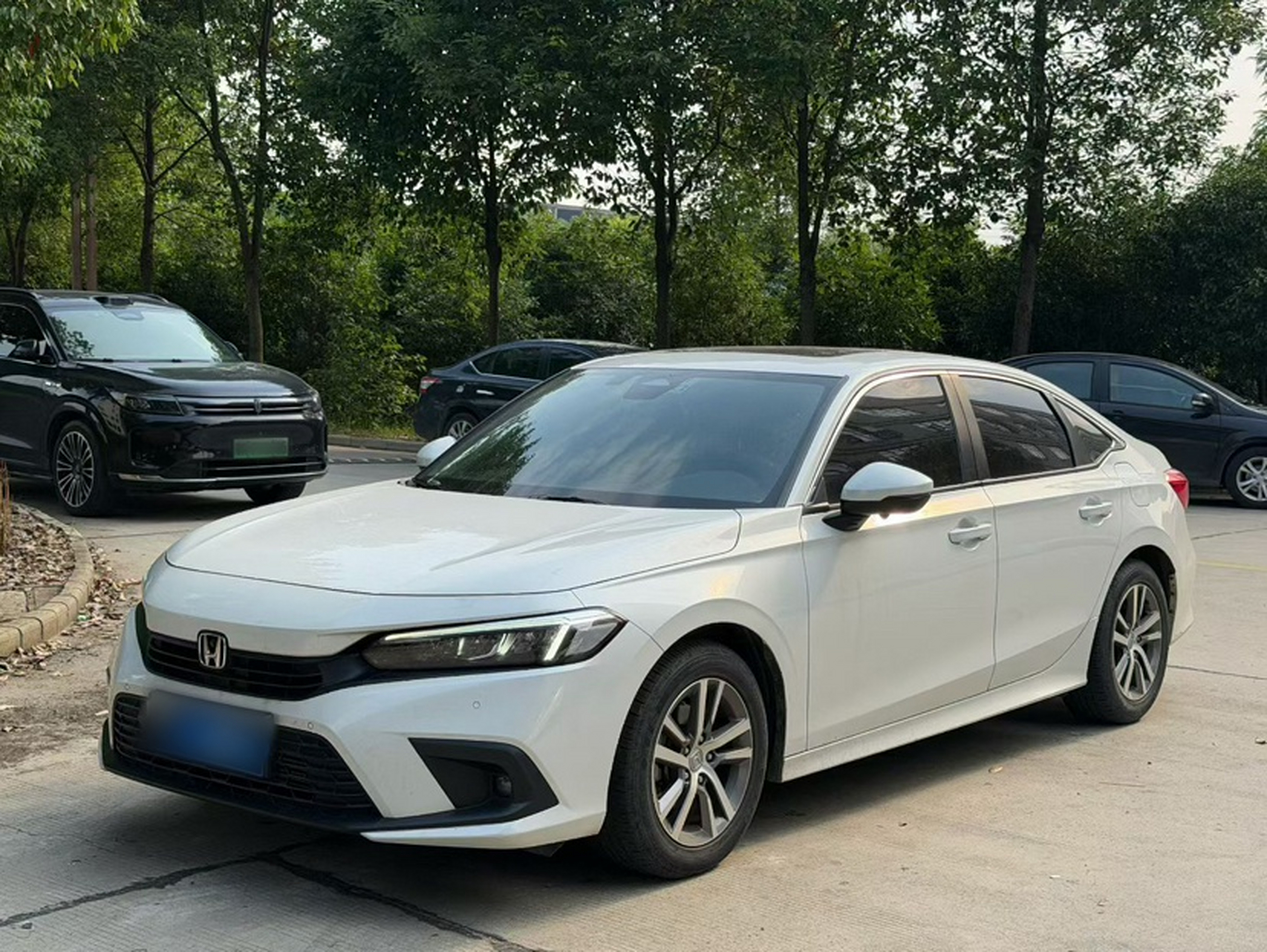 Под передней частью автомобиля