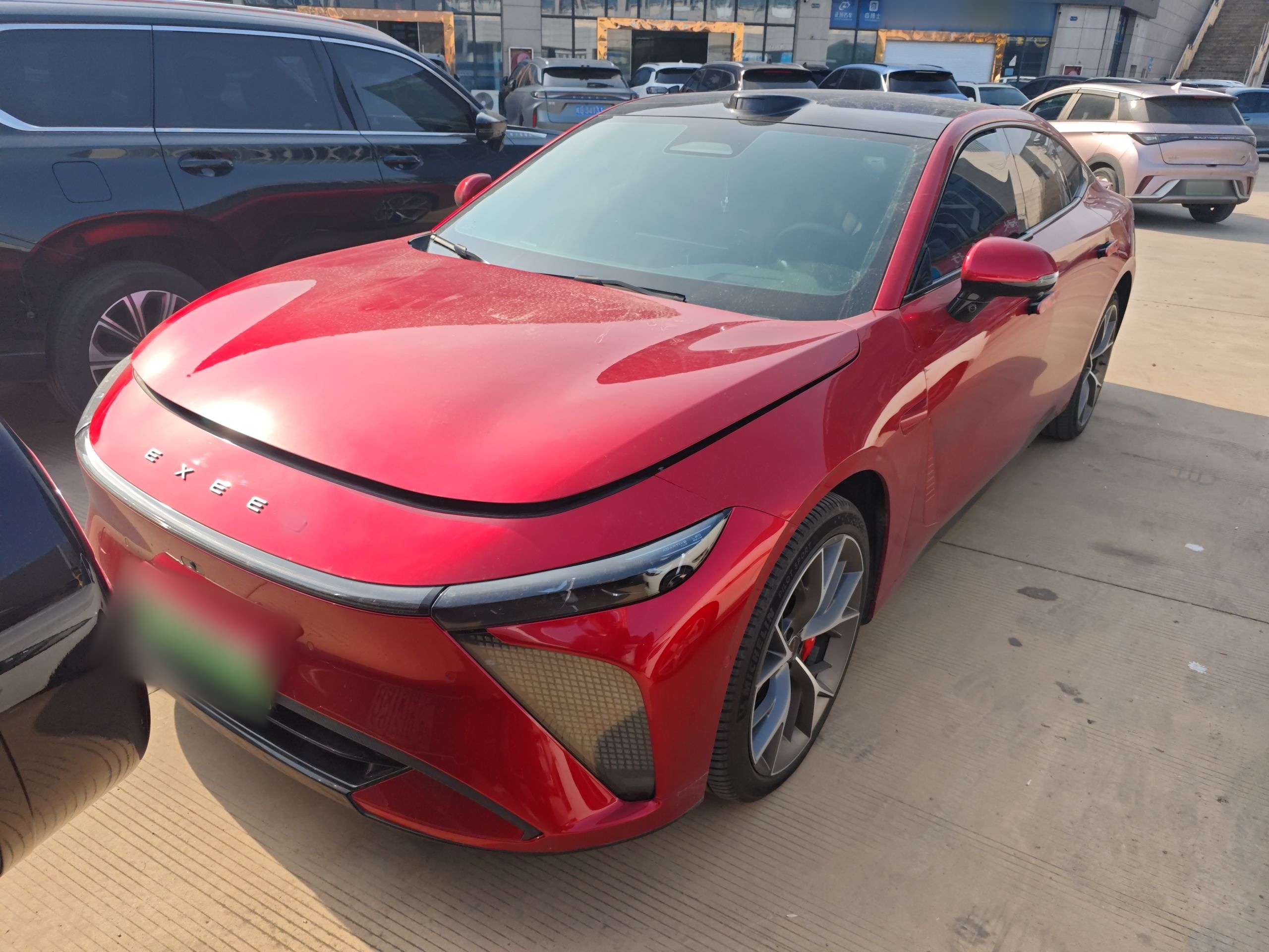 تحت مقدمة السيارة