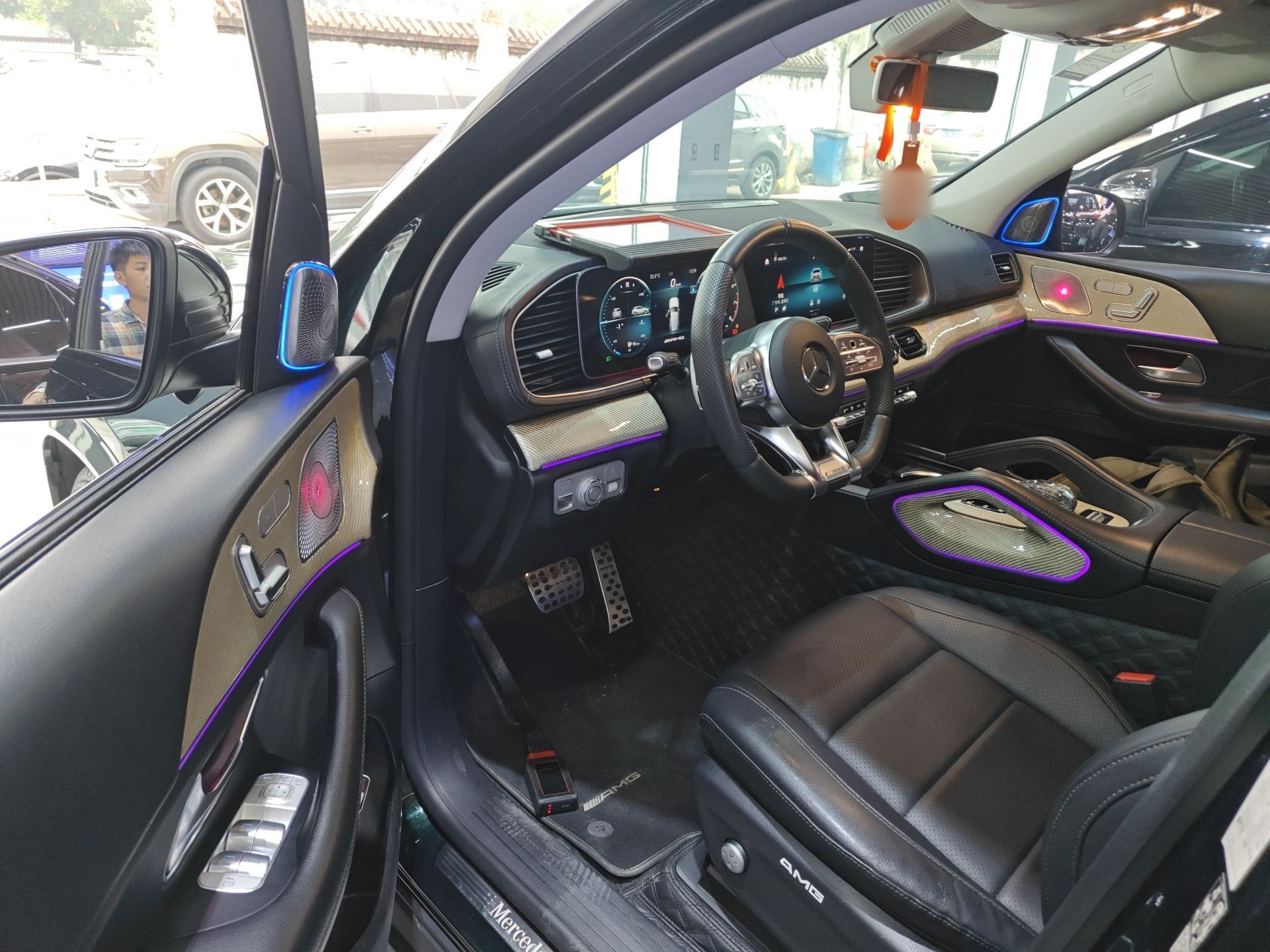 المقاعد الأمامية داخل السيارة