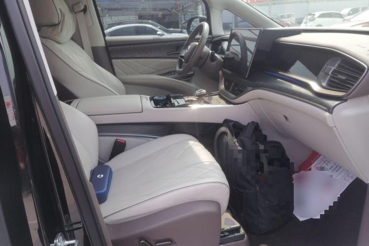 Used Denza D9 2022 DM-i 1040 Prestige Model
