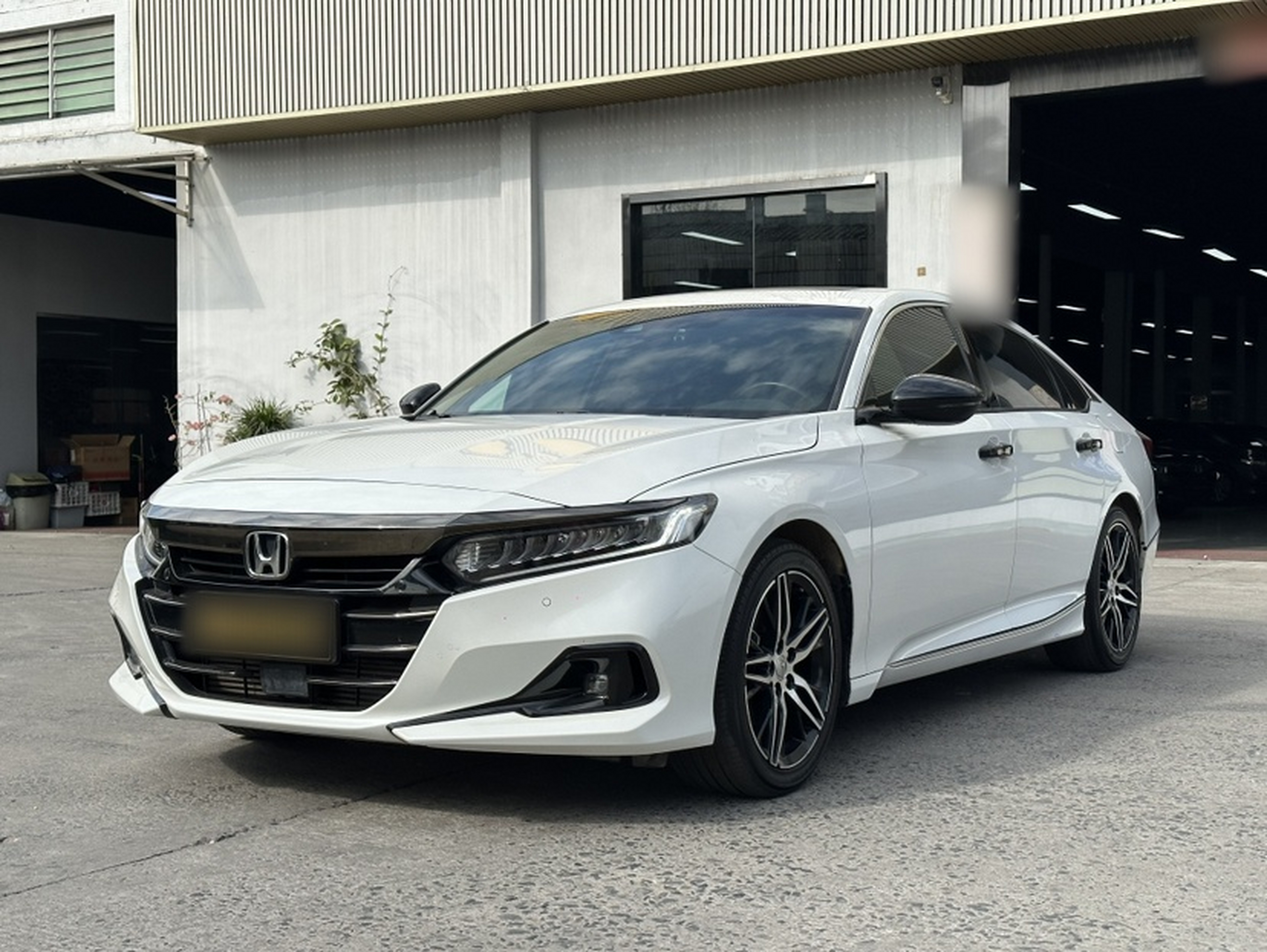 Под передней частью автомобиля