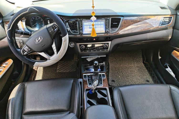 Used Hyundai Mistra 2014 1.8L Automatic Deluxe DLX Model Center Console