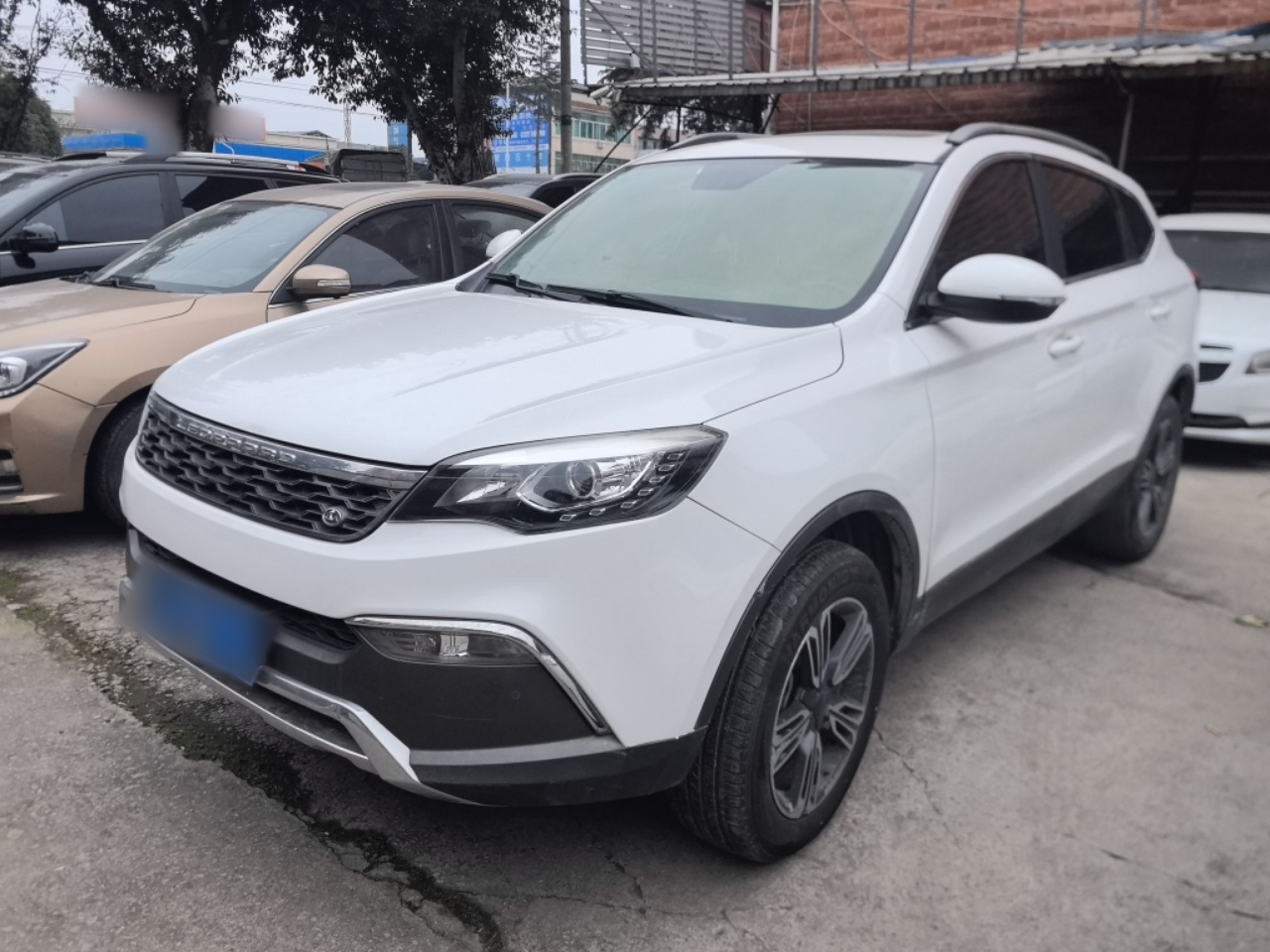 Под передней частью автомобиля