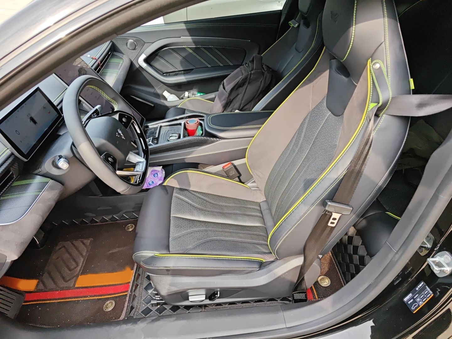 المقاعد الأمامية داخل السيارة