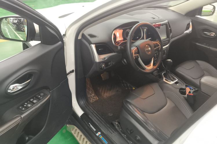 Used Jeep Cherokee 2020 2.0L Two-Wheel Drive Classic Sports Edition Interior 3