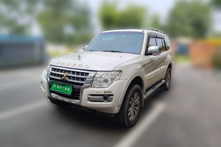 Used Mitsubishi Pajero Mitsubishi Pajero, parallel import, 3.8 gasoline, automatic, 7 seats