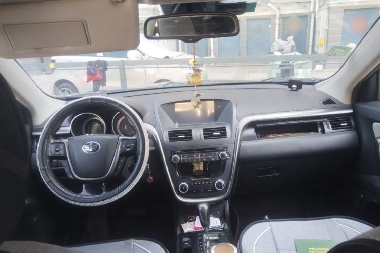 Used Bestune X80 2016 2.0L automatic Comfort trim level Center Console