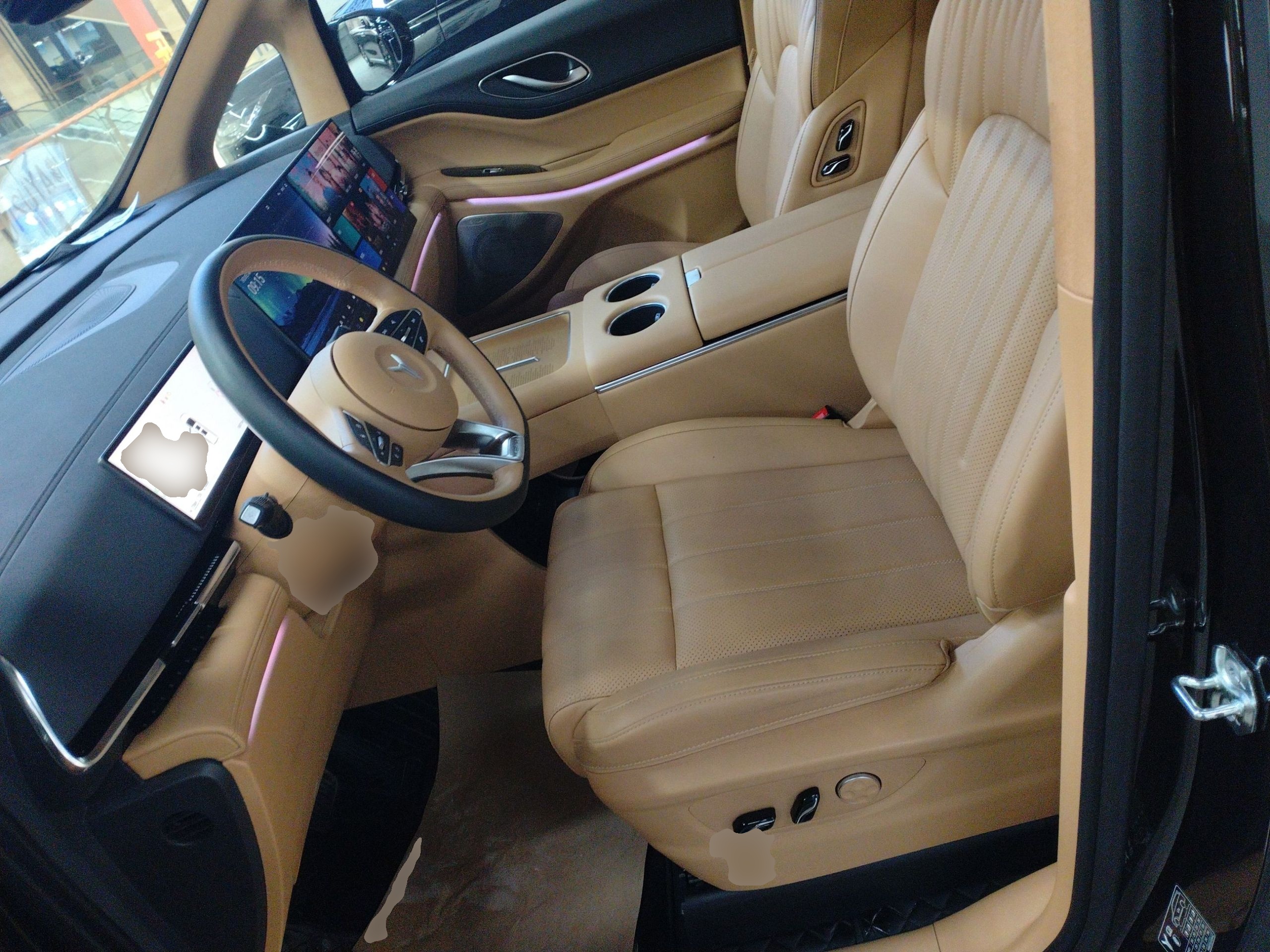 المقاعد الأمامية داخل السيارة