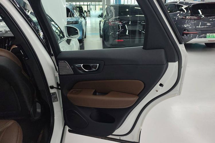 Used Volvo XC60 New Energy 2025 Plug-in Hybrid Long-Range All-Wheel Drive Smart Luxury Edition
