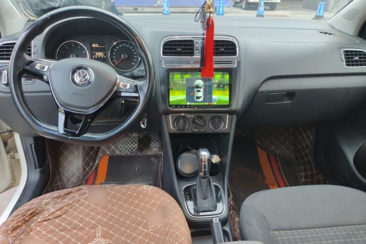 Used Volkswagen Polo 2016 1.6L Automatic Comfort Model Center Console