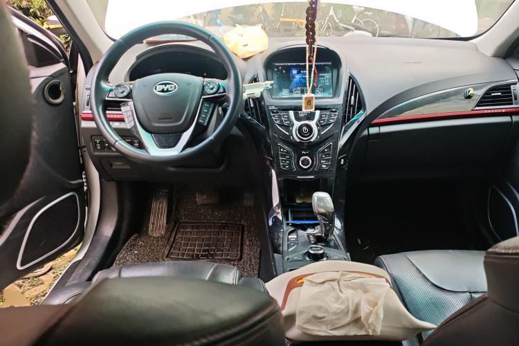 Used BYD Qin New Energy 2014 1.5T Cool Black Knight Flagship Model
