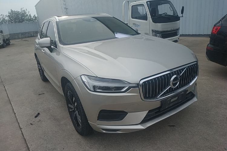 Used Volvo XC60 2018 T5 4x4 Smart Edition Front Right 45 Deg