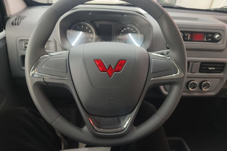 Used Wuling Yangguang 2025 Model 310KM Bus Edition—Customized by CATL