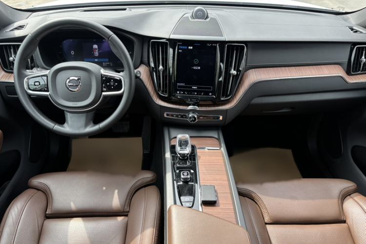 Used Volvo XC60 New Energy 2025 Plug-in Hybrid Long-Range All-Wheel Drive Smart Luxury Edition Interior 5