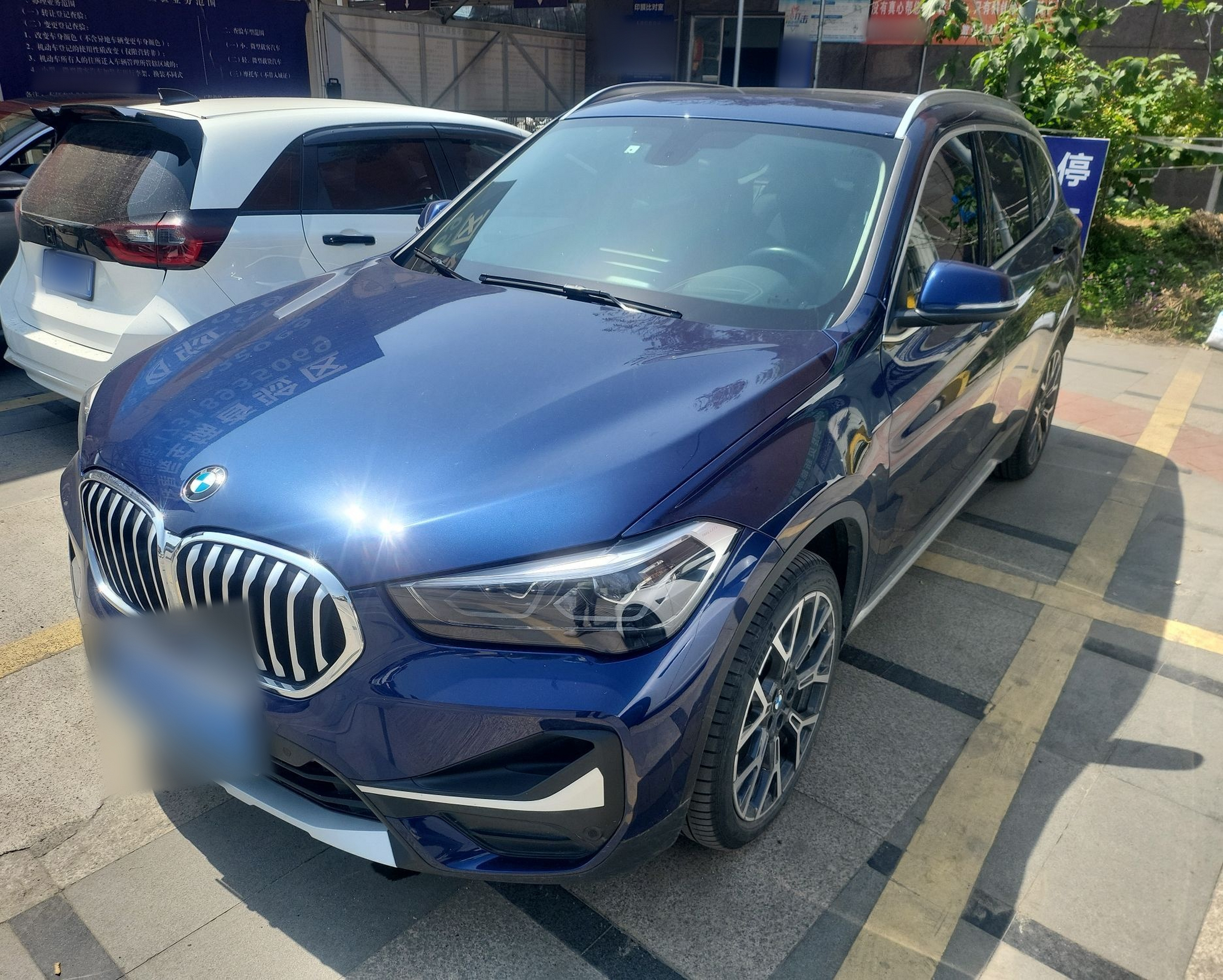 Под передней частью автомобиля