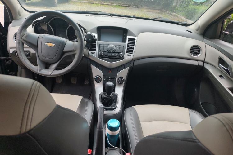 Used Chevrolet Cruze 2013 1.6L SL MT Center Console