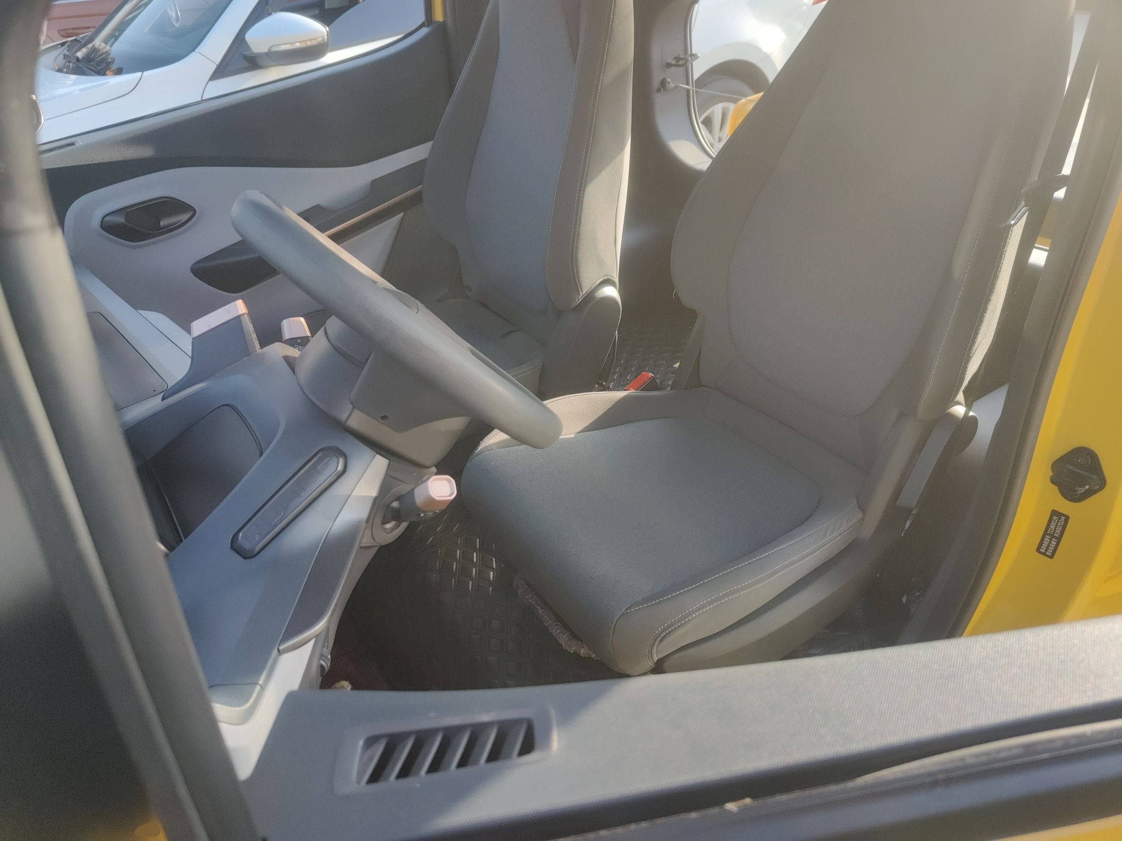 المقاعد الأمامية داخل السيارة