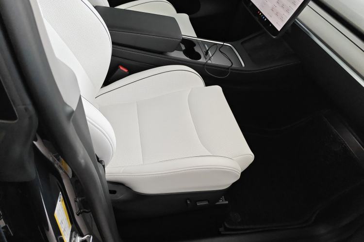 Used Tesla Model Y 2022 Performance High-Performance All-Wheel-Drive Version Right Front Seat