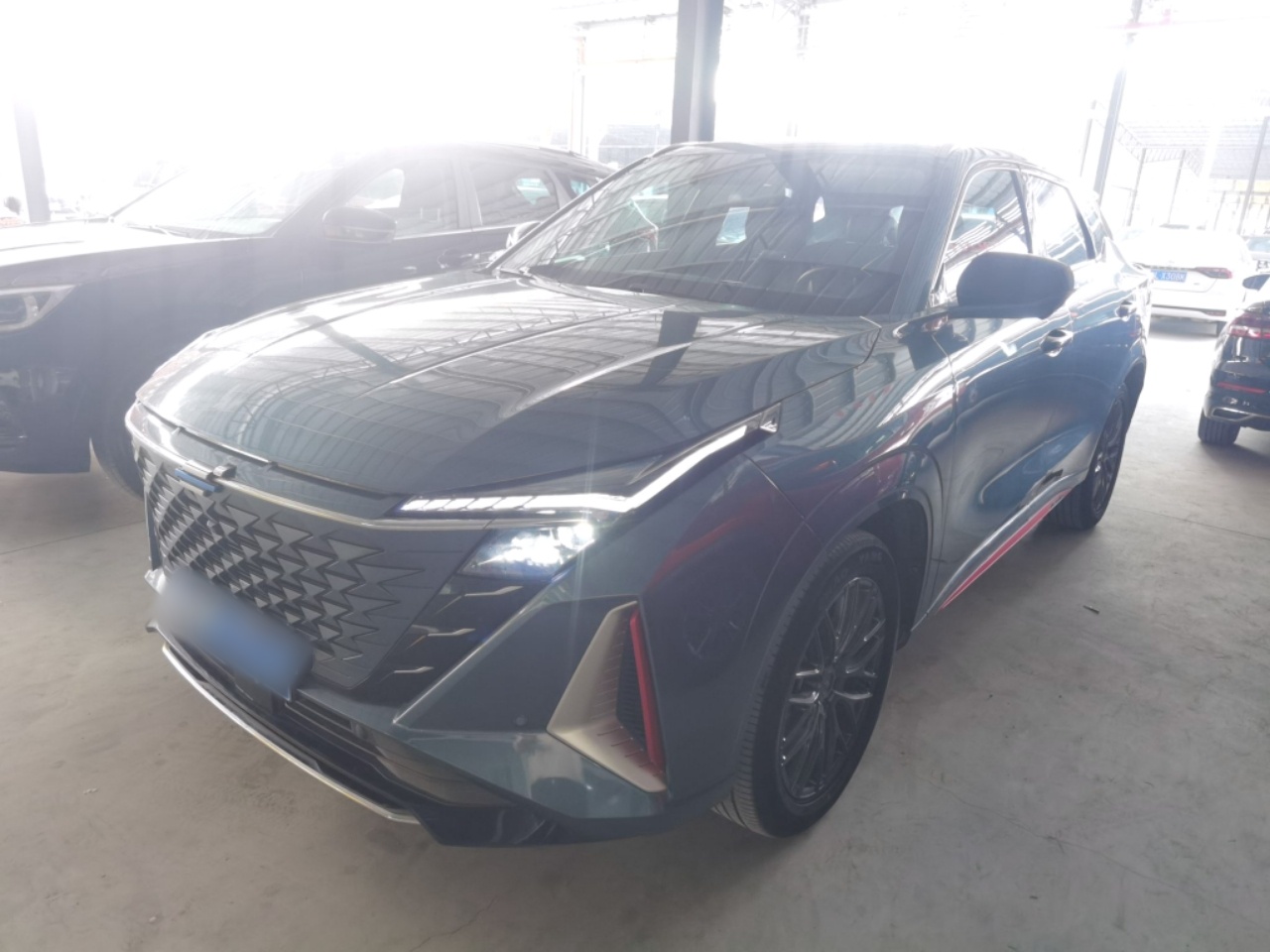 Под передней частью автомобиля