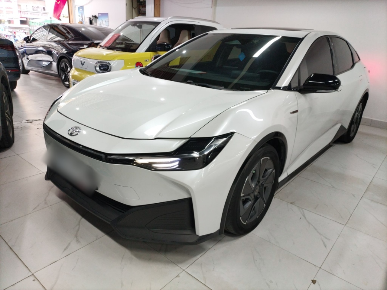 Под передней частью автомобиля