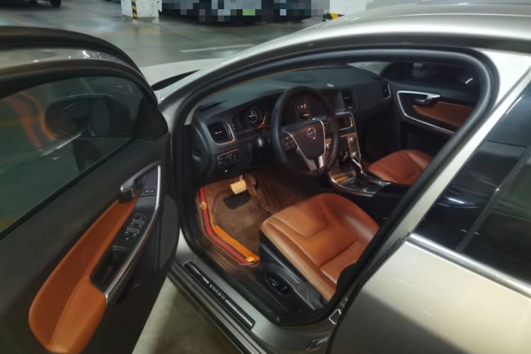 Used Volvo S60 2015 S60L 2.0T Zhiyuan Edition
