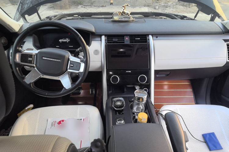 Used Land Rover Discovery 2021 360 PS R-Dynamic SE Center Console