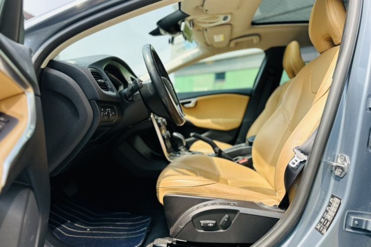 Used Volvo V40 2017 T3 Zhiyi Edition
