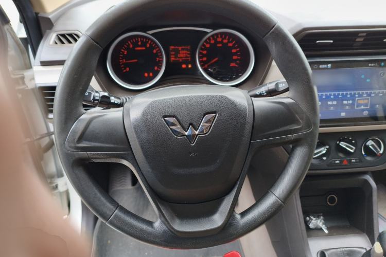 Used Wuling Hongguang 2018 1.5L S Standard Version L2B Steering Wheel