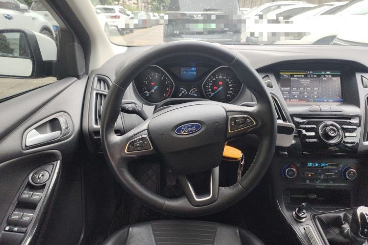Used Ford Focus 2015 Hatchback 1.6L Manual Fashion Edition
