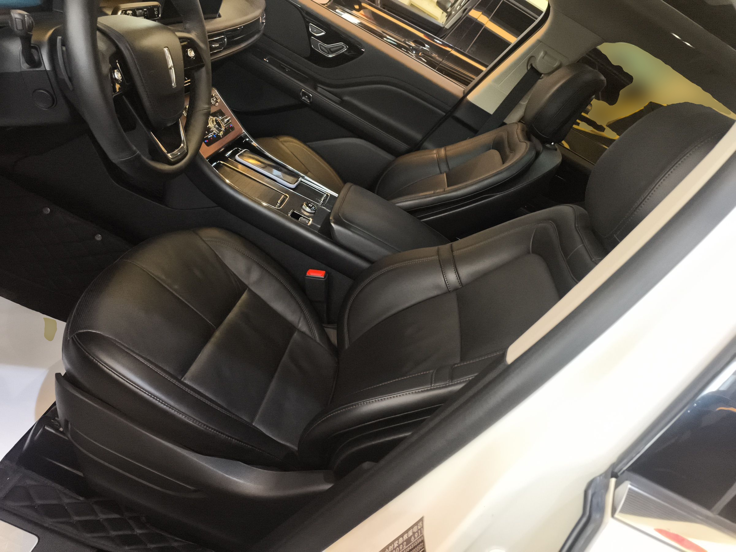 المقاعد الأمامية داخل السيارة