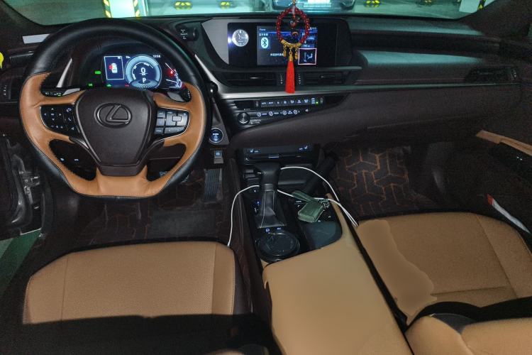 Used Lexus ES 2020 300h Premier Edition Center Console
