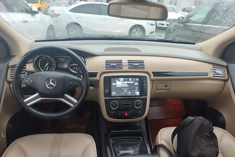 Used Mercedes-Benz R-Class 2015 R 400 4MATIC Luxury Model Center Console
