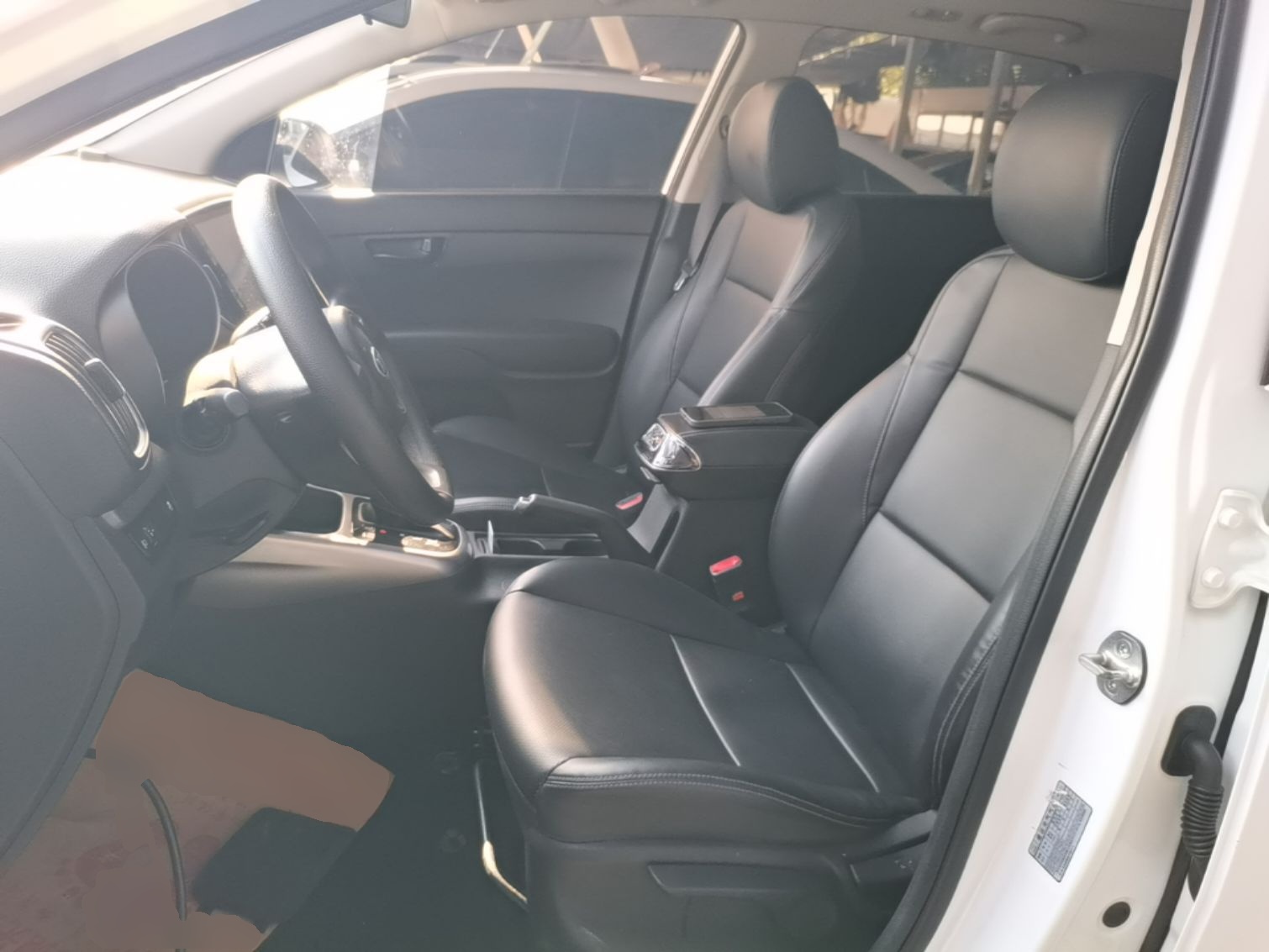 Переднее сиденье в автомобиле