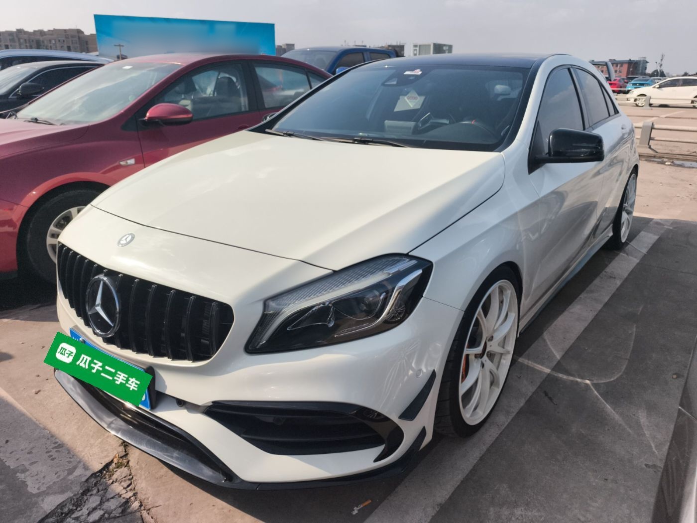 تحت مقدمة السيارة