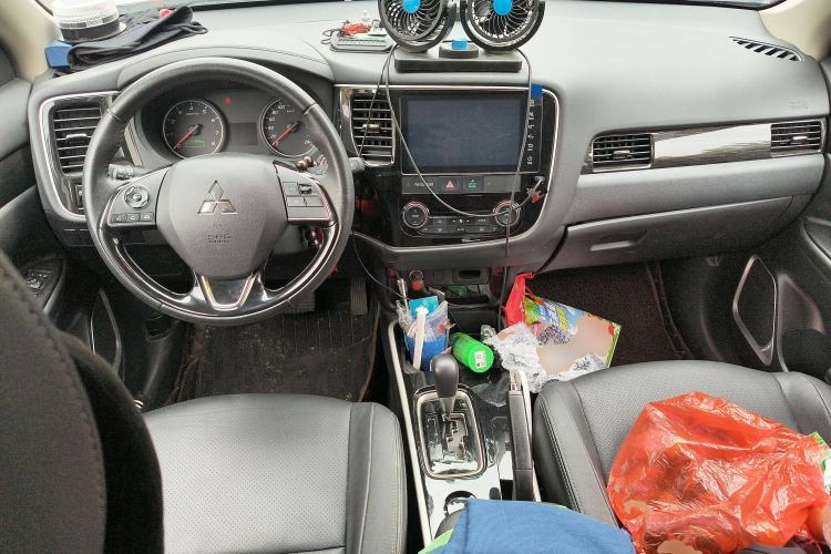 Used Mitsubishi Outlander 2018 2.0L Two-Wheel-Drive Jiale Edition 7-Seater Center Console