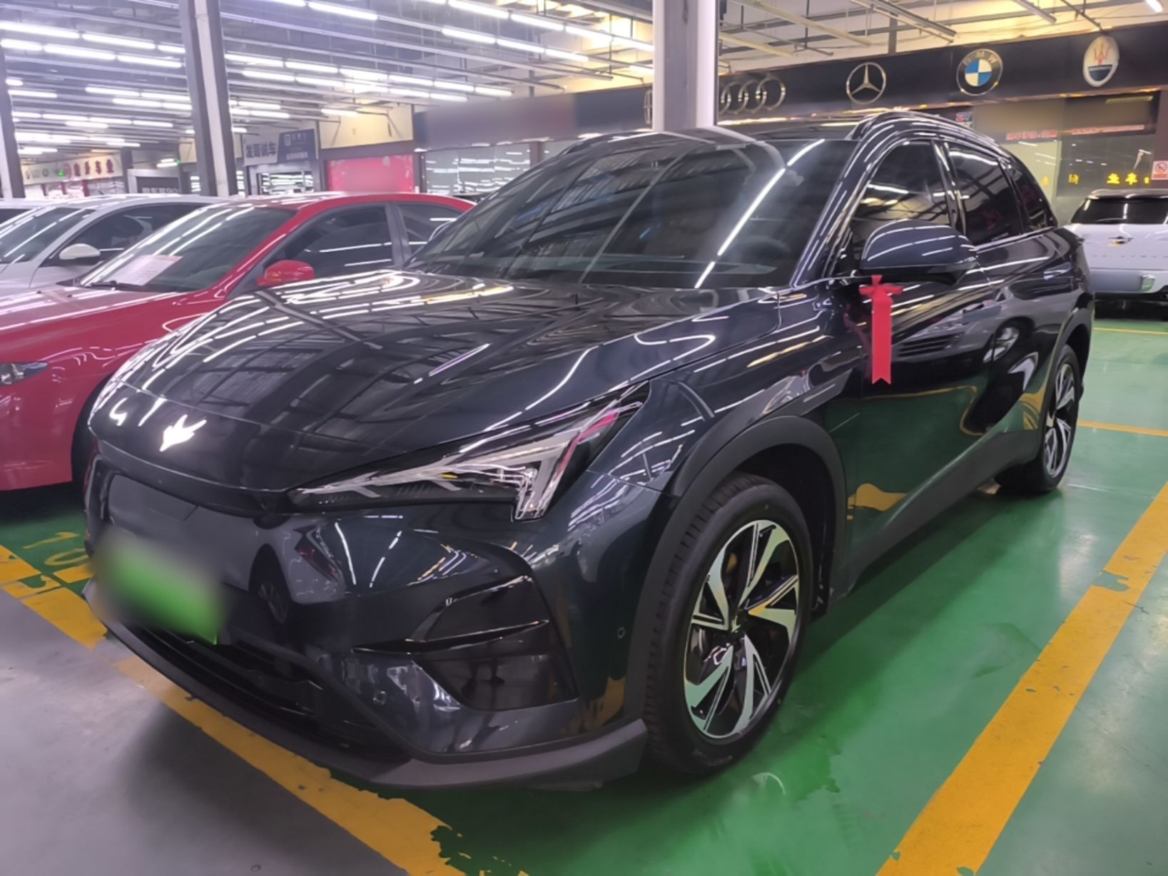Под передней частью автомобиля