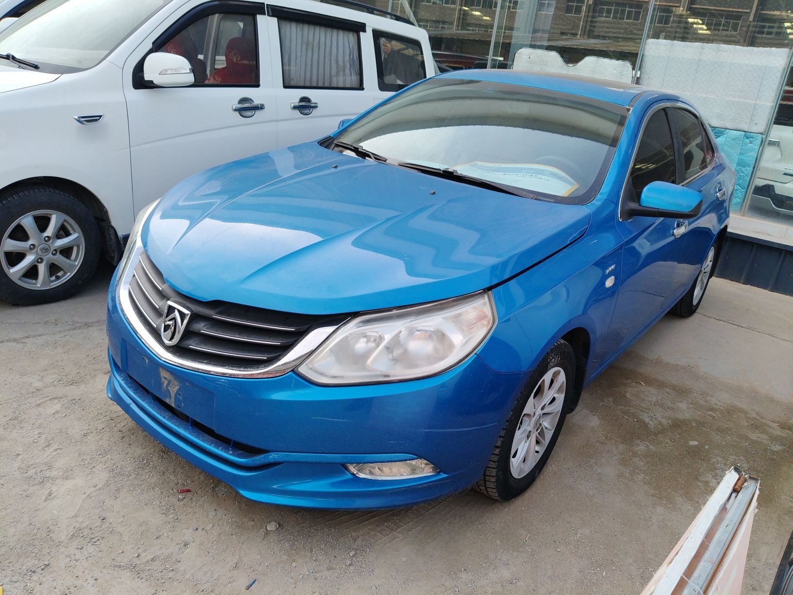 Под передней частью автомобиля