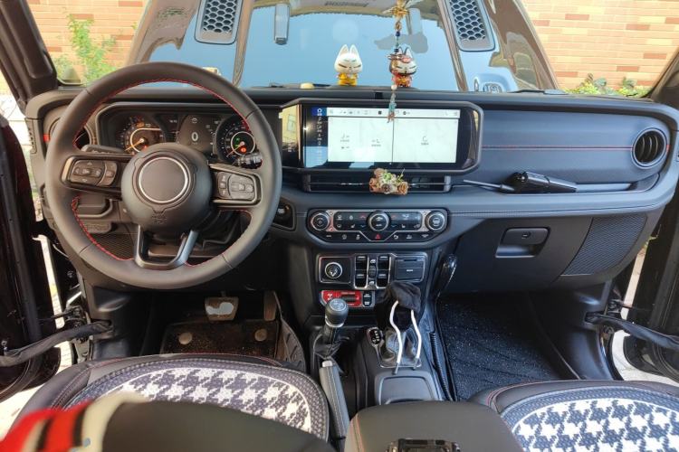 Used Jeep Wrangler 2024 2.0T Robin Hood Four-Door Edition Center Console