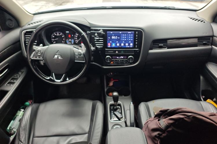 Used Mitsubishi Outlander 2016 2.4L 4x4 Luxury Edition 7-Seater
