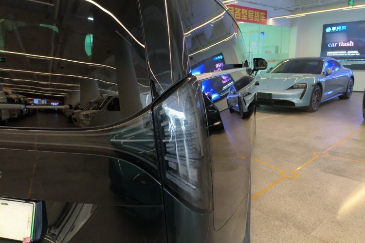 Used Geely Galaxy LEVC L380 2024 140-Degree 6-Seater All-Wheel-Drive Ultra