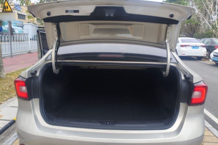 Used Roewe i5 2020 1.5L Automatic 4G Connect Luxury Flagship Edition Trunk