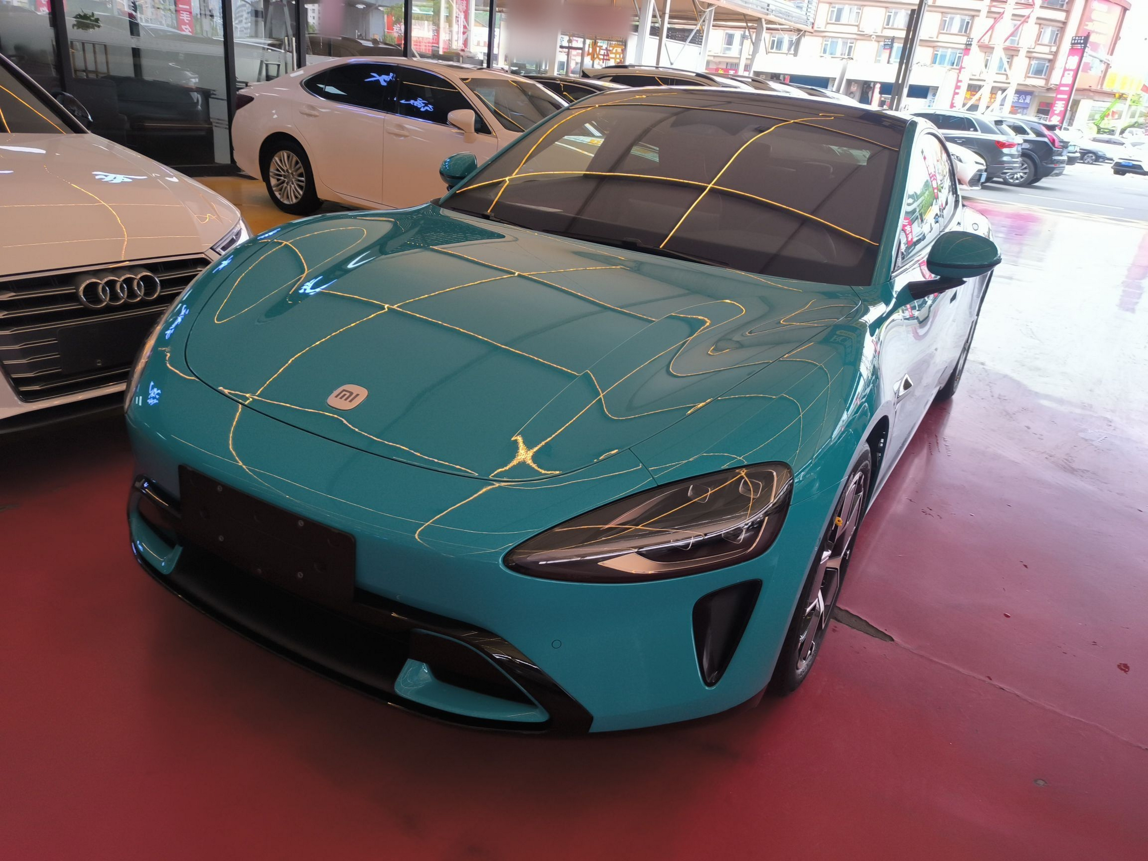 تحت مقدمة السيارة