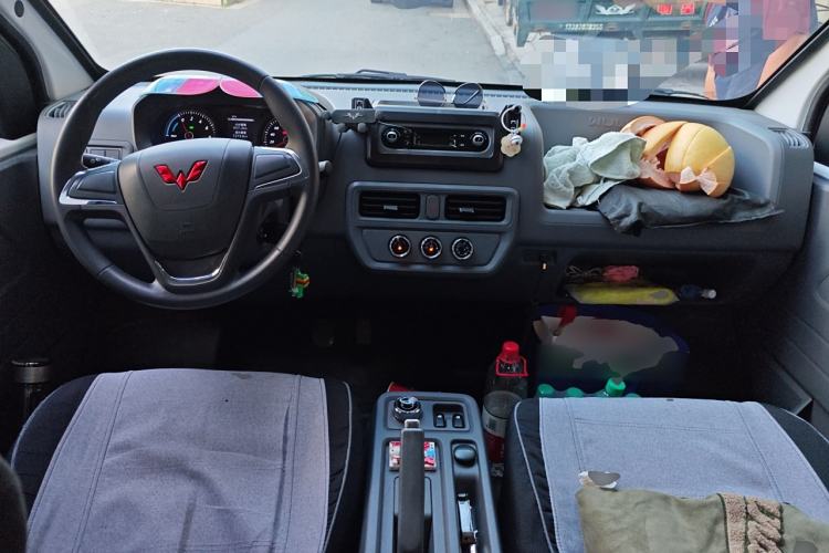 Used Wuling Yangguang 2024 300km Comfort-Grade Passenger Van 60kW
