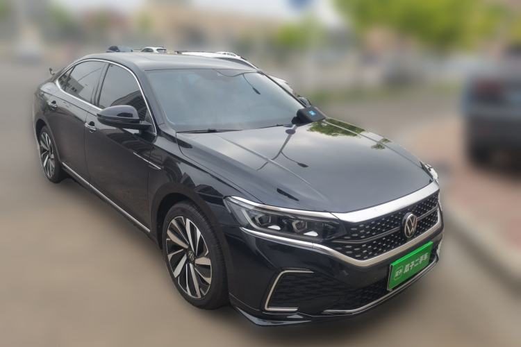 Used Volkswagen Passat 2022 330TSI Starry Luxury Edition Front Right 45 Deg