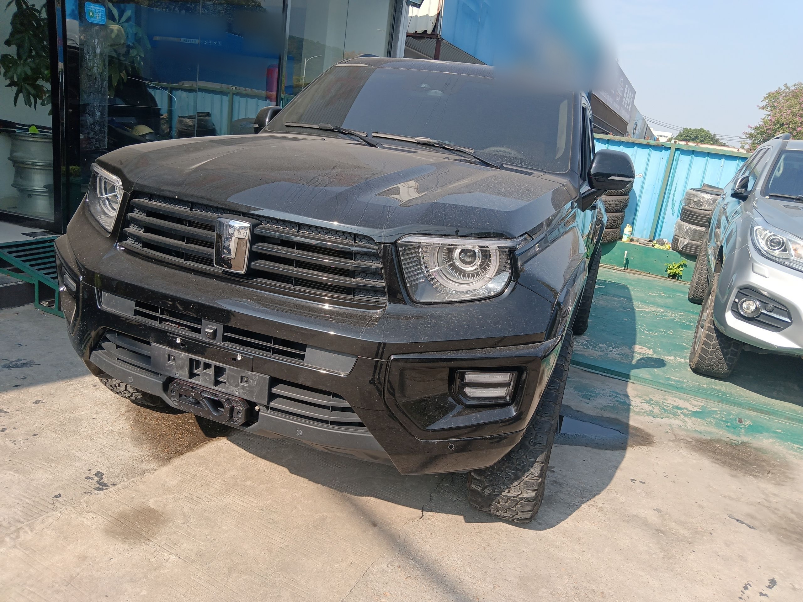 تحت مقدمة السيارة