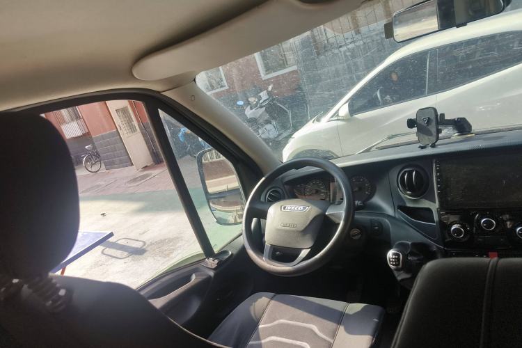 Used Iveco Eurocargo 2021 2.0T Manual Super-Rui Short Wheelbase Low-Roof Side-Hinged Door F1A
