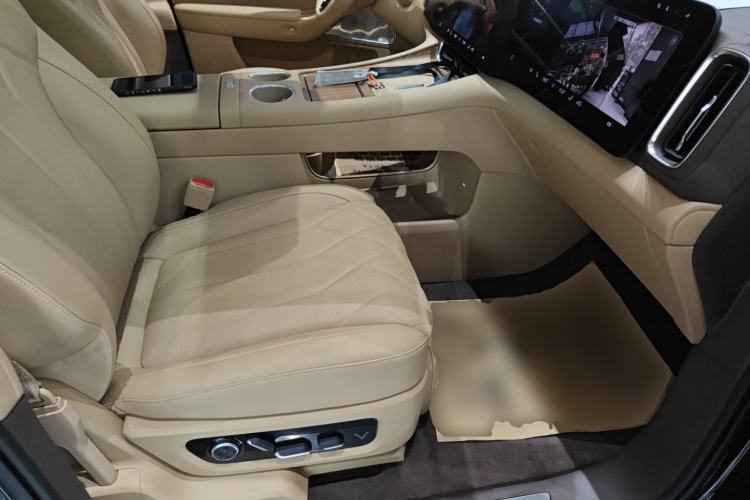 Used Hima AITO M8 2025 Extended-Range Ultra Version 53.4 kWh 6-Seater Edition Right Front Seat