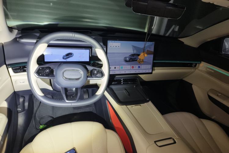 Used Lynk & Co 07 2024 EM-P 126 Long-Range Halo
